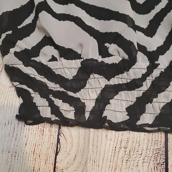 Women’s Zebra Print Three Pink Hearts Shirt 🖤 Size XL - Picture 3 of 9